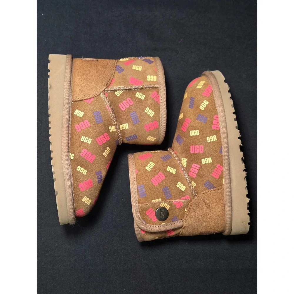 UGG Toddler‎ Mini Bailey Button Logo Print Chestnut Boots 1153635T Size 9